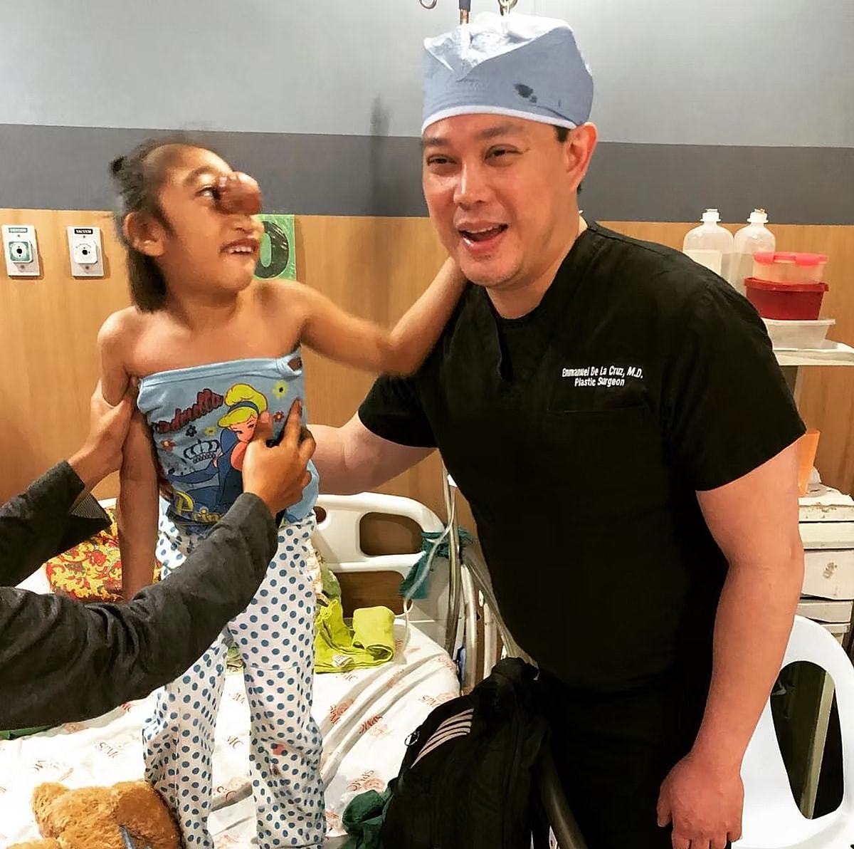 dr de la cruz plastic surgeon houston.pn