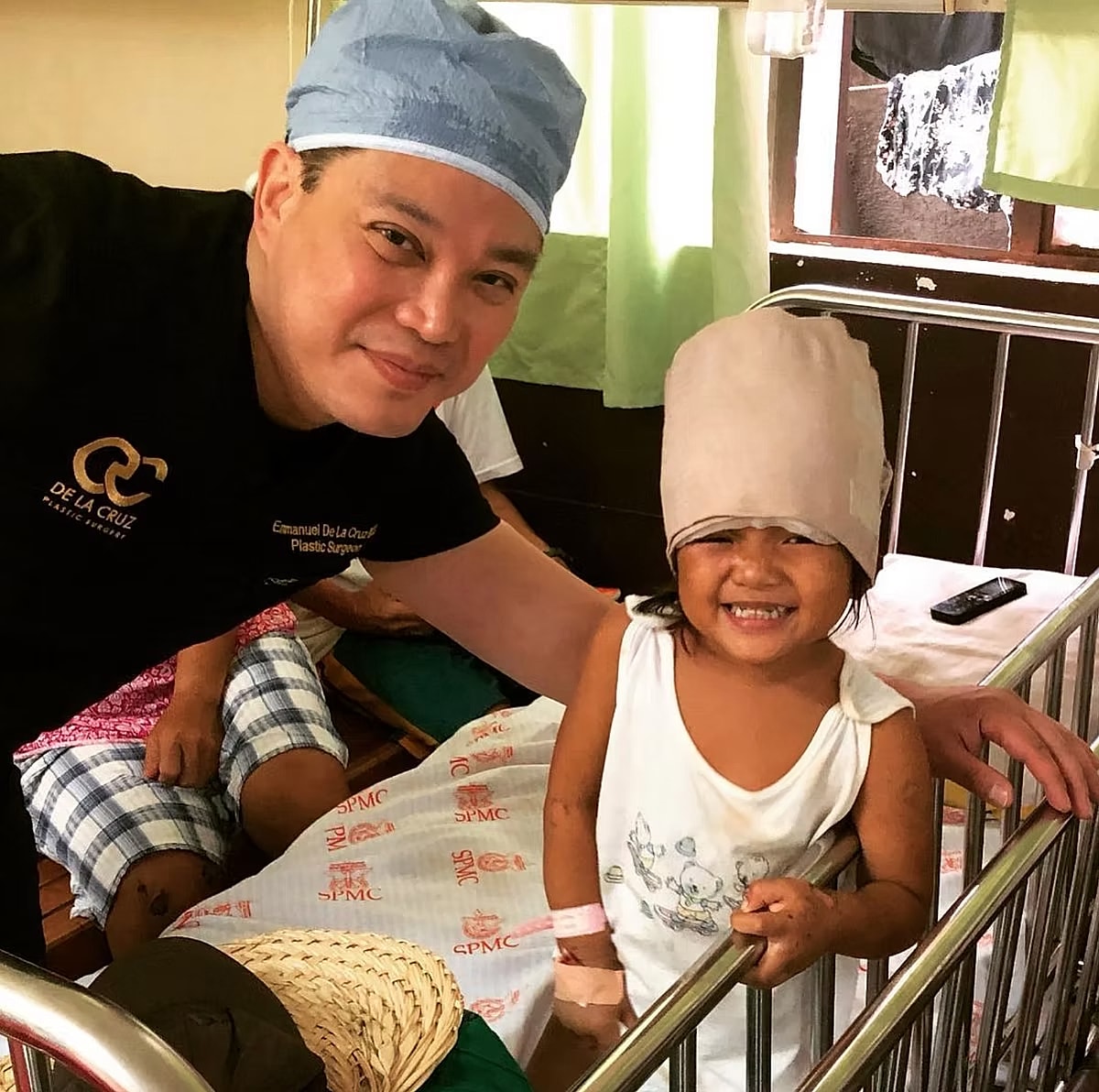 emmanuel de la cruz plastic surgeon.png